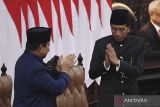 Presiden Prabowo Subianto (kiri) menyalami Presiden ketujuh RI Joko Widodo (kiri) usai pidato perdana setelah pelantikan dalam sidang paripurna MPR di Gedung Nusantara, Kompleks Parlemen, Senayan, Jakarta, Minggu (20/10/2024). Prabowo Subianto dan Gibran Rakabuming Raka dilantik sebagai Presiden dan Wakil Presiden Republik Indonesia masa bakti 2024-2029. ANTARA FOTO/Akbar Nugroho Gumay/wpa/gp