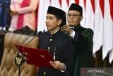 Wakil Presiden Gibran Rakabuming Raka (kiri) mengucapkan sumpah jabatan dalam sidang paripurna MPR dengan agenda pelantikan Presiden dan Wakil Presiden Republik Indonesia masa bakti 2024-2029 di Gedung Nusantara, Kompleks Parlemen, Senayan, Jakarta, Minggu (20/10/2024). Prabowo Subianto dan Gibran Rakabuming Raka pengucapan sumpah sebagai Presiden dan Wakil Presiden Republik Indonesia masa bakti 2024-2029 pada sidang paripurna MPR. ANTARA FOTO/Rivan Awal Lingga/app/YU/gp