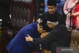 Presiden Prabowo Subianto (kiri) mencium tangan Wapres ke-13 RI Ma'ruf Amin (kanan) dengan disaksikan Wapres Gibran Rakabuming Raka (tengah) usai dilantik dalam sidang paripurna MPR di Gedung Nusantara, Kompleks Parlemen, Senayan, Jakarta, Minggu (20/10/2024). Prabowo Subianto dan Gibran Rakabuming Raka resmi menjabat Presiden dan Wakil Presiden Republik Indonesia masa bakti 2024-2029. ANTARA FOTO/Rivan Awal Lingga/app/YU/gp