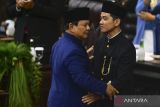 Presiden Prabowo Subianto (kiri) dan Wapres Gibran Rakabuming Raka berpelukan usai dilantik dalam sidang paripurna MPR di Gedung Nusantara, Kompleks Parlemen, Senayan, Jakarta, Minggu (20/10/2024). Prabowo Subianto dan Gibran Rakabuming Raka resmi menjabat sebagai Presiden dan Wakil Presiden Republik Indonesia masa bakti 2024-2029. ANTARA FOTO/Rivan Awal Lingga/app/gp