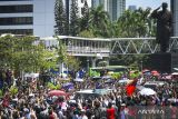 Presiden Prabowo Subianto menyapa masyarakat saat melintasi Jalan Sudirman, Jakarta, Minggu (20/10/2024). Prabowo Subianto dan Gibran Rakabuming Raka resmi menjabat sebagai presiden dan wakil presiden Republik Indonesia periode 2024-2029. ANTARA FOTO/Muhammad Ramdan/YU/gp