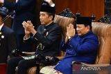 Presiden Joko Widodo (kiri) dan Presiden terpilih Prabowo Subianto (kanan) memberikan salam dalam pelantikan presiden dan wakil presiden periode 2024-2029 di Gedung Nusantara, Kompleks Parlemen, Senayan, Jakarta, Minggu (20/10/2024). Prabowo Subianto dan Gibran Rakabuming Raka akan mengikuti sidang paripurna MPR pengucapan sumpah sebagai Presiden dan Wakil Presiden Republik Indonesia masa bakti 2024-2029. ANTARA FOTO/Rivan Awal Lingga/app/YU