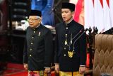 Wakil Presiden Ma'ruf Amin (kiri) dan Wapres terpilih Gibran Rakabuming Raka (kanan) mengikuti pelantikan presiden dan wakil presiden periode 2024-2029 di Gedung Nusantara, Kompleks Parlemen, Senayan, Jakarta, Minggu (20/10/2024). Prabowo Subianto dan Gibran Rakabuming Raka akan mengikuti sidang paripurna MPR pengucapan sumpah sebagai Presiden dan Wakil Presiden Republik Indonesia masa bakti 2024-2029. ANTARA FOTO/Rivan Awal Lingga/app/YU