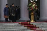 Presiden Prabowo Subianto (kiri) dan Presiden ke-7 RI Joko Widodo (kanan) mengikuti upacara pisah sambut di Istana Merdeka, Jakarta, Minggu (20/10/2024). Prabowo Subianto dan Gibran Rakabuming Raka resmi menjadi Presiden dan Wakil Presiden periode 2024-2029 setelah dilantik di Gedung Nusantara, kompleks Parlemen, Senayan, Jakarta. ANTARA FOTO/Sigid Kurniawan/wpa/gp