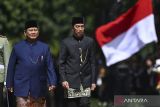 Presiden Prabowo Subianto (kiri) dan Presiden ke-7 RI Joko Widodo (kanan) memeriksa pasukan pada upacara pisah sambut di Istana Merdeka, Jakarta, Minggu (20/10/2024). Prabowo Subianto dan Gibran Rakabuming Raka resmi menjadi Presiden dan Wakil Presiden periode 2024-2029 setelah dilantik di Gedung Nusantara, kompleks Parlemen, Senayan, Jakarta. ANTARA FOTO/Sigid Kurniawan/wpa/gp