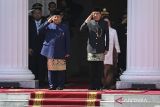 Presiden Prabowo Subianto (kiri) bersama Presiden ketujuh RI Joko Widodo (kanan) memberikan penghormatan kepada pasukan dalam upacara pisah sambut di Istana Merdeka, Jakarta, Minggu (20/10/2024). Prabowo Subianto dan Gibran Rakabuming Raka menjadi Presiden dan Wakil Presiden Republik Indonesia masa bakti 2024-2029 setelah dilantik di MPR. ANTARA FOTO/Hafidz Mubarak A/app/Spt/gp