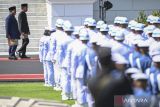 Presiden Prabowo Subianto (kiri) bersama Presiden ketujuh RI Joko Widodo (kedua kiri) menginspeksi pasukan dalam upacara pisah sambut di Istana Merdeka, Jakarta, Minggu (20/10/2024). Prabowo Subianto dan Gibran Rakabuming Raka menjadi Presiden dan Wakil Presiden Republik Indonesia masa bakti 2024-2029 setelah dilantik di MPR. ANTARA FOTO/Hafidz Mubarak A/app/Spt/gp