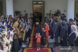 Wakil Presiden Gibran Rakabuming Raka (kiri), beserta istri Selvi Ananda (kanan),  kedua anaknya Jan Ethes dan  La Lembah Manah bersiap memasuki ruangan usai acara pisah sambut wakil presiden di Istana Wakil Presiden, Jakarta, Minggu (20/10/2024). Prabowo Subianto dan Gibran Rakabuming Raka resmi menjadi Presiden dan Wakil Presiden Republik Indonesia masa bakti 2024-2029 setelah dilantik di MPR. ANTARA FOTO/Fauzan/Spt/gp