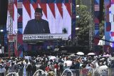 Ribuan warga dan simpatisan partai menonton bareng melalui videotron saat pidato Presiden Prabowo Subianto usai prosesi pelantikan di Kawasan Bundaran HI, Jakarta Pusat, Minggu (20/10/2024). Prabowo Subianto dan Gibran Rakabuming Raka resmi menjabat sebagai Presiden dan Wakil Presiden Republik Indonesia masa bakti 2024-2029. ANTARA FOTO/Fakhri Hermansyah/YU/gp