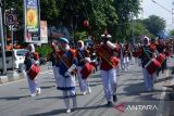 Sejumlah peserta mengikuti Karnaval Budaya Melayu di Pontianak, Kalimantan Barat, Sabtu (19/10/2024). Karnaval tersebut merupakan rangkaian kegiatan dari Festival Melayu ke-13 Kalbar yang diikuti ratusan peserta dari sejumlah kabupaten di Kalimantan Barat. Antara Kalbar/Edo Saputra/Jhw