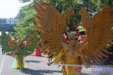 Sejumlah peserta mengikuti Karnaval Budaya Melayu di Pontianak, Kalimantan Barat, Sabtu (19/10/2024). Karnaval tersebut merupakan rangkaian kegiatan dari Festival Melayu ke-13 Kalbar yang diikuti ratusan peserta dari sejumlah kabupaten di Kalimantan Barat. Antara Kalbar/Edo Saputra/Jhw