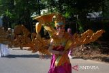 Sejumlah peserta mengikuti Karnaval Budaya Melayu di Pontianak, Kalimantan Barat, Sabtu (19/10/2024). Karnaval tersebut merupakan rangkaian kegiatan dari Festival Melayu ke-13 Kalbar yang diikuti ratusan peserta dari sejumlah kabupaten di Kalimantan Barat. Antara Kalbar/Edo Saputra/Jhw