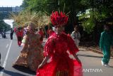 Sejumlah peserta mengikuti Karnaval Budaya Melayu di Pontianak, Kalimantan Barat, Sabtu (19/10/2024). Karnaval tersebut merupakan rangkaian kegiatan dari Festival Melayu ke-13 Kalbar yang diikuti ratusan peserta dari sejumlah kabupaten di Kalimantan Barat. Antara Kalbar/Edo Saputra/Jhw