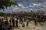 Sejumlah pengunjung menikmati suasana pantai di Pulau Liwungan, Kabupaten Pandeglang, Banten, Minggu (20/10/2024). Objek wisata yang biasa ramai dikunjungi pada hari libur tersebut dapat ditempuh menggunakan perahu yang disewakan dengan kisaran harga Rp500 ribu hingga Rp1 juta untuk satu rombongan melalui Dermaga Cipanon atau Kampung Lelang Baru, Kecamatan Panimbang. ANTARA FOTO/Angga Budhiyanto/gp