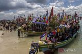 Sejumlah pengunjung menaiki perahu untuk meninggalkan Pulau Liwungan, Kabupaten Pandeglang, Banten, Minggu (20/10/2024). Objek wisata yang biasa ramai dikunjungi pada hari libur tersebut dapat ditempuh menggunakan perahu yang disewakan dengan kisaran harga Rp500 ribu hingga Rp1 juta untuk satu rombongan melalui Dermaga Cipanon atau Kampung Lelang Baru, Kecamatan Panimbang. ANTARA FOTO/Angga Budhiyanto/gp