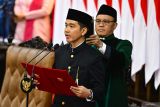 Wakil Presiden Gibran Rakabuming Raka (kiri) mengucapkan sumpah jabatan dalam sidang paripurna MPR dengan agenda pelantikan Presiden dan Wakil Presiden Republik Indonesia masa bakti 2024-2029 di Gedung Nusantara, Kompleks Parlemen, Senayan, Jakarta, Minggu (20/10/2024). Prabowo Subianto dan Gibran Rakabuming Raka pengucapan sumpah sebagai Presiden dan Wakil Presiden Republik Indonesia masa bakti 2024-2029 pada sidang paripurna MPR. ANTARA FOTO/Rivan Awal Lingga/wsj.