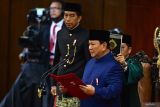 Presiden Prabowo Subianto (kanan) dengan disaksikan Presiden ke-7 RI Joko Widodo (kiri) mengucapkan sumpah jabatan dalam sidang paripurna MPR dengan agenda pelantikan Presiden dan Wakil Presiden Republik Indonesia masa bakti 2024-2029 di Gedung Nusantara, Kompleks Parlemen, Senayan, Jakarta, Minggu (20/10/2024). Prabowo Subianto dan Gibran Rakabuming Raka dilantik sebagai Presiden dan Wakil Presiden Republik Indonesia masa bakti 2024-2029. ANTARA FOTO/Rivan Awal Lingga/wsj.