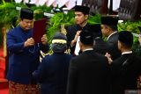 Presiden Prabowo Subianto (kiri) dan Wakil Presiden Gibran Rakabuming Raka (kanan) menerima berita acara pelantikan mereka dari pimpinan MPR pada sidang paripurna MPR di Gedung Nusantara, Kompleks Parlemen, Senayan, Jakarta, Minggu (20/10/2024). Prabowo Subianto dan Gibran Rakabuming Raka dilantik sebagai Presiden dan Wakil Presiden Republik Indonesia masa bakti 2024-2029. ANTARA FOTO/Rivan Awal Lingga/wsj.