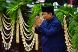 Presiden Prabowo Subianto memberi salam usai dilantik pada sidang paripurna MPR di Gedung Nusantara, Kompleks Parlemen, Senayan, Jakarta, Minggu (20/10/2024). Prabowo Subianto dan Gibran Rakabuming Raka dilantik sebagai Presiden dan Wakil Presiden Republik Indonesia masa bakti 2024-2029. ANTARA FOTO/Rivan Awal Lingga/wsj.