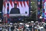 Ribuan warga dan simpatisan partai menonton bareng melalui videotron saat pidato Presiden Prabowo Subianto usai prosesi pelantikan di Kawasan Bundaran HI, Jakarta Pusat, Minggu (20/10/2024). Prabowo Subianto dan Gibran Rakabuming Raka resmi menjabat sebagai Presiden dan Wakil Presiden Republik Indonesia masa bakti 2024-2029. ANTARA FOTO/Fakhri Hermansyah/wsj.