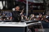 Presiden ke-7 RI Joko Widodo menyapa warga dari sunroof Pindad Maung Garuda saat melintas menuju Lanud Halim Perdanakusuma dari kompleks Istana Merdeka di Jakarta, Minggu (20/10/2024). Joko Widodo bertolak pulang menuju Solo, Jawa Tengah, usai Prabowo Subianto dan Gibran Rakabuming Raka resmi menjabat sebagai Presiden dan Wakil Presiden Republik Indonesia masa bakti 2024-2029. ANTARA FOTO/Aprillio Akbar/YU/gp