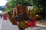 Sejumlah peserta mengikuti Karnaval Budaya Melayu di Pontianak, Kalimantan Barat, Sabtu (19/10/2024). Karnaval tersebut merupakan rangkaian kegiatan dari Festival Melayu ke-13 Kalbar yang diikuti ratusan peserta dari sejumlah kabupaten di Kalimantan Barat. Antara Kalbar/Edo Saputra/Jhw