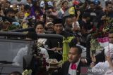 Presiden ketujuh RI Joko Widodo (kanan) bersama Ibu Iriana Joko Widodo (kiri) keluar dari Pangkalan Udara TNI AU Adi Soemarmo, Boyolali, Jawa Tengah, Minggu (20/10/2024). Joko Widodo resmi purna tugas dari Presiden Indonesia dan kembali pulang ke Solo. ANTARA FOTO/Aloysius Jarot Nugroho/Spt/gp