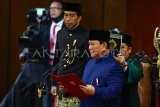 Presiden Prabowo Subianto (kanan) dengan disaksikan Presiden keenam RI Joko Widodo (kiri) mengucapkan sumpah jabatan dalam sidang paripurna MPR dengan agenda pelantikan Presiden dan Wakil Presiden Republik Indonesia masa bakti 2024-2029 di Gedung Nusantara, Kompleks Parlemen, Senayan, Jakarta, Minggu (20/10/2024). Prabowo Subianto dan Gibran Rakabuming Raka dilantik sebagai Presiden dan Wakil Presiden Republik Indonesia masa bakti 2024-2029. Antara Kaltim/Rivan Awal Lingga/mrh/app/YU