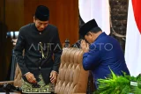 Presiden Prabowo Subianto (kanan) memberikan salam kepada Presiden ketujuh RI Joko Widodo (kiri) usai dilantik dalam sidang paripurna MPR di Gedung Nusantara, Kompleks Parlemen, Senayan, Jakarta, Minggu (20/10/2024). Prabowo Subianto dan Gibran Rakabuming Raka dilantik sebagai Presiden dan Wakil Presiden Republik Indonesia masa bakti 2024-2029. Antara Kaltim/Rivan Awal Lingga/mrh/app/YU