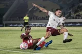 Pesepak bola Borneo FC Samarinda Mariano Ezequiel Peralta Bauer (atas) berebut bola dengan pesepak bola Persis Solo Moch Zaenuri (bawah) dalam pertandingan BRI Liga 1 di Stadion Manahan, Solo, Jawa Tengah, Sabtu (19/10/2024). Borneo FC dikalahkan Persis Solo dengan skor akhir 2-3. Antara Kaltim/Mohammad Ayudha/nym/mrh