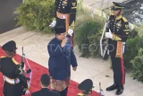 Presiden terpilih Prabowo Subianto (tengah) tiba di lokasi pelantikan presiden dan wakil presiden periode 2024-2029 di Gedung Nusantara, Kompleks Parlemen, Senayan, Jakarta, Minggu (20/10/2024). Prabowo Subianto dan Gibran Rakabuming Raka akan mengikuti sidang paripurna MPR pengucapan sumpah sebagai Presiden dan Wakil Presiden Republik Indonesia masa bakti 2024-2029. Antara Kaltim/Indrianto Eko Suwarso/mrh/app/YU