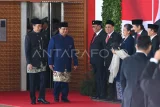 Presiden Joko Widodo (kiri) dan Presiden terpilih Prabowo Subianto (kedua kiri) tiba di lokasi pelantikan presiden dan wakil presiden periode 2024-2029 di Gedung Nusantara, Kompleks Parlemen, Senayan, Jakarta, Minggu (20/10/2024). Prabowo Subianto dan Gibran Rakabuming Raka akan mengikuti sidang paripurna MPR pengucapan sumpah sebagai Presiden dan Wakil Presiden Republik Indonesia masa bakti 2024-2029. Antara Kaltim/Indrianto Eko Suwarso/mrh/app/YU