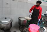 Pekerja memasak bakso dari olahan daging sapi di rumah produksi Bakso Stritikah, Malang, Jawa Timur, Senin (21/10/2024). Pengusaha mengatakan sebanyak 2.000 bungkus bakso malang hasil produksi perminggu diekspor ke Hongkong dan Korea selatan serta dijual ke berbagai kota di Indonesi melalui pasar digital dengan harga Rp30 ribu per bungkus. Antara Jatim/Ari Bowo Sucipto/um