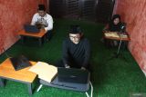 Sejumlah ustadz mengajar secara daring di studio Pondok Pesantren Digital Tsirwah, Malang, Jawa Timur, Senin (21/10/2024). Perusahaan rintisian (startup) berupa pondok pesantren digital yang didirikan santri tersebut mempunyai berbagai kegiatan antara lain dakwah, kajian kitab serta penulisan artikel ke-Islaman dan telah meluluskan 25 angkatan dengan jumlah santri mencapai  650 orang serta mampu menarik sekitar 5.000 orang untuk menjadi anggota komunitas kajian. Antara Jatim/Ari Bowo Sucipto/um 