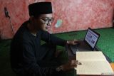 Ustadz Dennis Ramadhan menulis artikel ke-Islaman di studio Pondok Pesantren Digital Tsirwah, Malang, Jawa Timur, Senin (21/10/2024). Perusahaan rintisian (startup) berupa pondok pesantren digital yang didirikan santri tersebut mempunyai berbagai kegiatan antara lain dakwah, kajian kitab serta penulisan artikel ke-Islaman dan telah meluluskan 25 angkatan dengan jumlah santri mencapai  650 orang serta mampu menarik sekitar 5.000 orang untuk menjadi anggota komunitas kajian. Antara Jatim/Ari Bowo Sucipto/um 