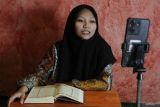 Ustadzah Fatkhiyatul Aida mengajar hafalan Al Quran atau tahfidz secara daring dan luring di studio Pondok Pesantren Digital Tsirwah, Malang, Jawa Timur, Senin (21/10/2024). Perusahaan rintisian (startup) berupa pondok pesantren digital yang didirikan santri tersebut mempunyai berbagai kegiatan antara lain dakwah, kajian kitab serta penulisan artikel ke-Islaman dan telah meluluskan 25 angkatan dengan jumlah santri mencapai  650 orang serta mampu menarik sekitar 5.000 orang untuk menjadi anggota komunitas kajian. Antara Jatim/Ari Bowo Sucipto/um 