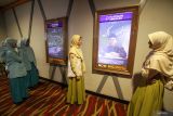 Sejumlah santri melihat poster film yang akan diputar di Cineplex Sun City Mal Sidoarjo, Jawa Timur, Senin (21/10/2024). Sekolah Progresif Bumi Shalawat menyambut Hari Santri Nasional dengan nonton bareng film karya santri yang lolos nominasi festival film internasional dengan tujuan mendorong para santri yang memiliki minat terhadap sinematografi agar dapat mengeluarkan potensi terbaiknya. Antara Jatim/Umarul Faruq