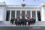 Jajaran Wakil Menteri Kabinet Merah Putih yang baru dilantik berfoto bersama usai pelantikan wakil menteri Kabinet Merah Putih di Istana Merdeka, Jakarta, Senin (21/10/2024). Presiden Prabowo Subianto melantik 56 wakil menteri Kabinet Merah Putih periode 2024-2029. ANTARA FOTO/Hafidz Mubarak A/Lmo/tom/gp