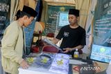 Santri dari salah satu pesantren menata produknya saat pameran santri di Kota Cilegon, Banten, Senin (21/10/2024). Pameran produk kerajinan tersebut bertujuan untuk mengembangkan kemandirian para santri dalam berwirausaha sekaligus menyambut peringatan Hari Santri Nasional 2024. ANTARA FOTO/Muhammad Bagus Khoirunas/gp