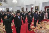 Pelantikan Menteri Kabinet Merah Putih. Sejumlah menteri dan kepala lembaga tinggi negara Kabinet Merah Putih mengucapkan sumpah jabatan di Istana Negara, Jakarta, Senin (21/10/2024). Presiden Prabowo melantik 53 menteri dan kepala badan negara setingkat menteri dalam Kabinet Merah Putih periode 2024-2029. ANTARA FOTO/Hafidz Mubarak A/Lmo/nym/gp