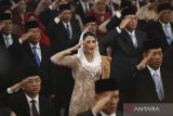 Sejumlah wakil menteri menyanyikan lagu Indonesia Raya seusai pelantikan wakil menteri Kabinet Merah Putih di Istana Negara, Jakarta, Senin (21/10/2024). Presiden Prabowo Subianto melantik 56 wakil menteri Kabinet Merah Putih periode 2024-2029. ANTARA FOTO/Sigid Kurniawan/mrh/rwa/gp