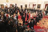 Sejumlah wakil menteri mengucapkan sumpah jabatan saat pelantikan wakil menteri Kabinet Merah Putih di Istana Negara, Jakarta, Senin (21/10/2024). Presiden Prabowo Subianto melantik 56 wakil menteri Kabinet Merah Putih periode 2024-2029. ANTARA FOTO/Sigid Kurniawan/mrh/rwa/gp