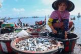 Pedagang menunggu kedatangan nelayan di Pelabuhan Ikan Muncar, Banyuwangi, Jawa Timur, Senin (21/10/2024). Nelayan mengatakan dalam beberapa hari terahir hasil tangkapan ikan terutama jenis lemuru mengalami peningkatan dari hari biasanya mendapatkan kurang dari 1 ton ikan sedangkan saat ini bisa mencapai 2 ton yang menyebabkan harga turun dari sebelumnya Rp4ribu per kilogram saat ini menjadi Rp3.100 per kilogram. ANTARA Jatim/Budi Candra Setya/mas.