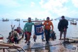 Nelayan membawa ikan hasil tangkapan di Pelabuhan Ikan Muncar, Banyuwangi, Jawa Timur, Senin (21/10/2024). Nelayan mengatakan dalam beberapa hari terahir hasil tangkapan ikan terutama jenis lemuru mengalami peningkatan dari hari biasanya mendapatkan kurang dari 1 ton ikan sedangkan saat ini bisa mencapai 2 ton yang menyebabkan harga turun dari sebelumnya Rp4ribu per kilogram saat ini menjadi Rp3.100 per kilogram. ANTARA Jatim/Budi Candra Setya/mas.