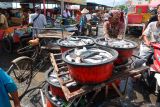 Tukang ojek membawa ikan hasil tangkapan nelayan di Pelabuhan Ikan Muncar, Banyuwangi, Jawa Timur, Senin (21/10/2024). Nelayan mengatakan dalam beberapa hari terahir hasil tangkapan ikan terutama jenis lemuru mengalami peningkatan dari hari biasanya mendapatkan kurang dari 1 ton ikan sedangkan saat ini bisa mencapai 2 ton yang menyebabkan harga turun dari sebelumnya Rp4ribu per kilogram saat ini menjadi Rp3.100 per kilogram. ANTARA Jatim/Budi Candra Setya/mas.