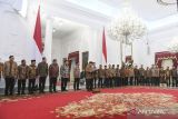 Presiden Prabowo Subianto (ketujuh kiri) didampingi Wapres Gibran Rakabuming Raka (keenam kiri) mengumumkan jajaran menteri Kabinet Merah Putih di Istana Merdeka, Jakarta, Minggu (20/10/2024). Sebanyak tujuh menteri koordinator (Menko), 41 menteri, dan lima pejabat setingkat menteri masuk dalam Kabinet Merah Putih. ANTARA FOTO/Hafidz Mubarak A/app/Spt/gp