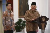 Presiden Prabowo Subianto (kanan) didampingi Wapres Gibran Rakabuming Raka (kiri) mengumumkan jajaran menteri Kabinet Merah Putih di Istana Merdeka, Jakarta, Minggu (20/10/2024). Sebanyak tujuh menteri koordinator (Menko), 41 menteri, dan lima pejabat setingkat menteri masuk dalam Kabinet Merah Putih. ANTARA FOTO/Hafidz Mubarak A/app/wpa/gp