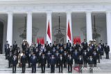 Presiden Prabowo Subianto (depan, tengah) didampingi Wakil Presiden Gibran Rakabuming Raka (depan, keempat kanan) berfoto bersama jajaran Menteri dan Kepala Lembaga Tinggi Negara Kabinet Merah Putih yang baru dilantik di Istana Merdeka, Jakarta, Senin (21/10/2024). Presiden Prabowo melantik 53 menteri dan kepala badan negara setingkat menteri dalam Kabinet Merah Putih periode 2024-2029. ANTARA FOTO/Hafidz Mubarak A/Lmo/nym/gp