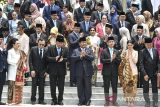 Presiden Prabowo Subianto (tengah) didampingi Wakil Presiden Gibran Rakabuming Raka (ketiga kanan) berfoto bersama jajaran Menteri dan Kepala Lembaga Tinggi Negara Kabinet Merah Putih yang baru dilantik di Istana Merdeka, Jakarta, Senin (21/10/2024). Presiden Prabowo melantik 53 menteri dan kepala badan negara setingkat menteri dalam Kabinet Merah Putih periode 2024-2029. ANTARA FOTO/Hafidz Mubarak A/Lmo/nym/gp