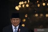 Presiden Prabowo Subianto tiba untuk berfoto bersama dengan para menteri dan kepala badan negara setingkat menteri Kabinet Merah Putih yang baru dilantik di Istana Merdeka, Jakarta, Senin (21/10/2024). Presiden Prabowo Subianto melantik 53 menteri dan kepala badan negara setingkat menteri Kabinet Merah Putih periode 2024-2029. ANTARA FOTO/Sigid Kurniawan/rwa/gp